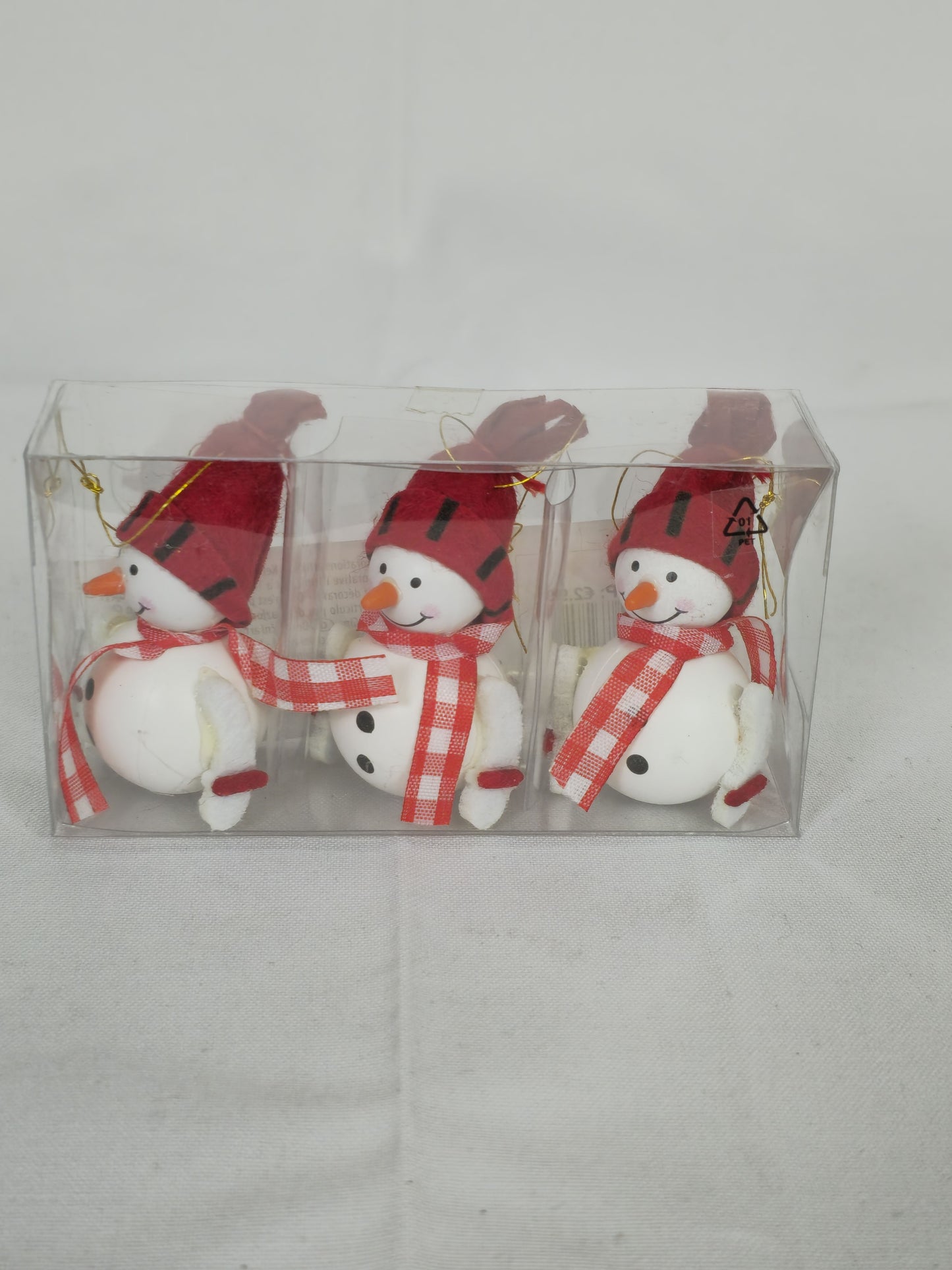 Set von 3 Schneemännern mit roten Mützen
