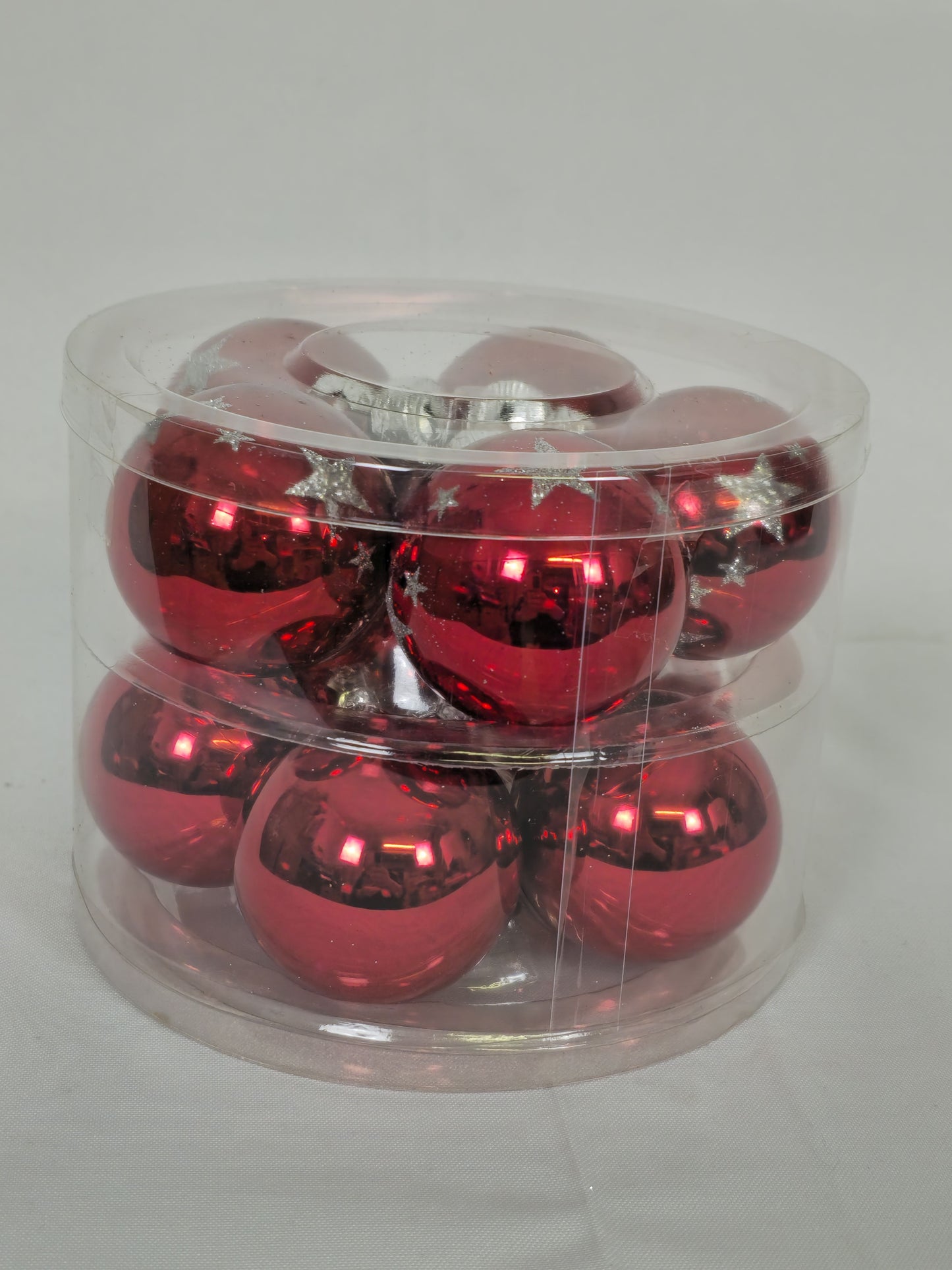 Set mit 10 roten Weihnachtskugeln mit weißen Sternen